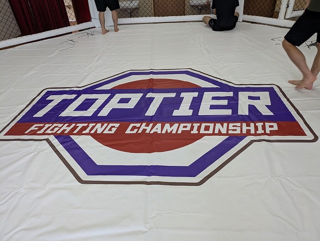 格闘技MMAケージ